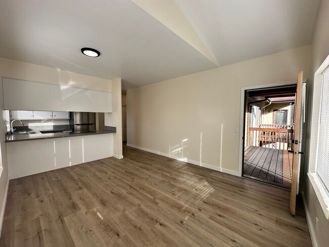 Building Photo - 387 S 58th St