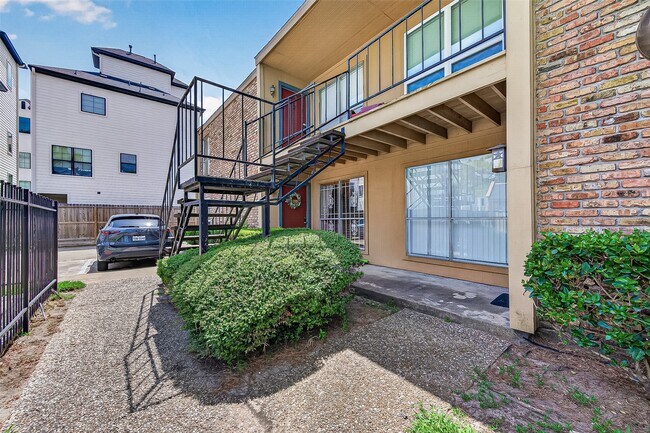Building Photo - 3303 W Greenridge Dr