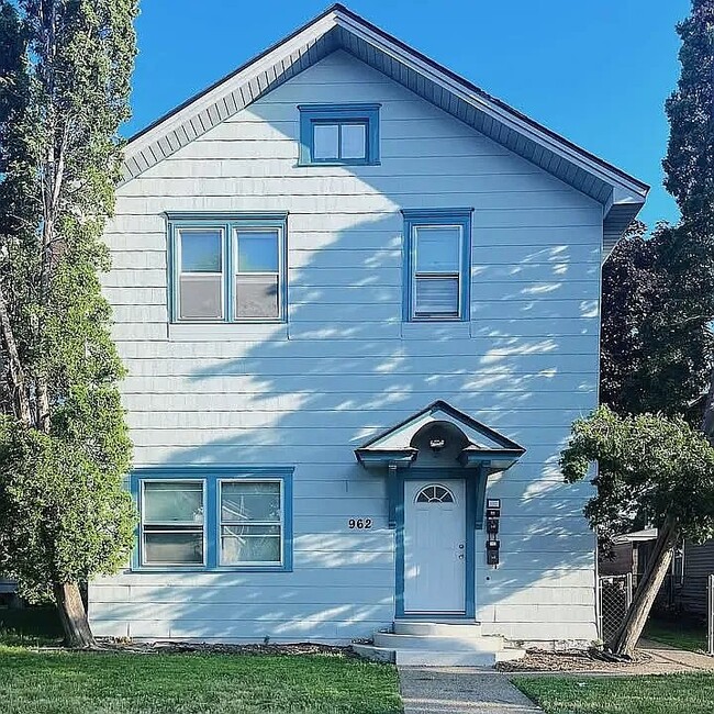 Building Photo - 962 6th St E