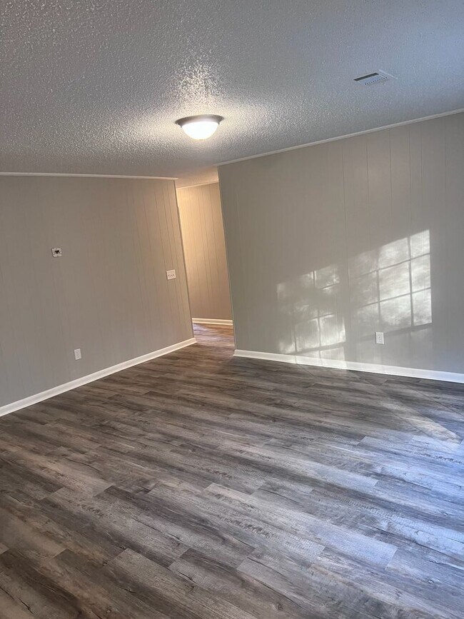 Building Photo - Renovated 3 Bedroom 2 Bath Home for Rent!