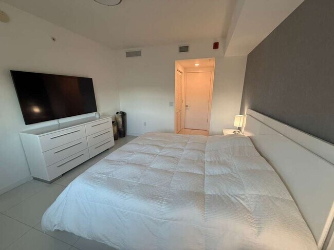 Building Photo - 2 BED/2 BATH UNIT 1-503