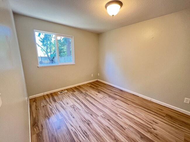Building Photo - This Adorable 3 Bed / 2.5 Bath Ranch Style Homes Offers A Large Backyard and Beautiful Natural Li...