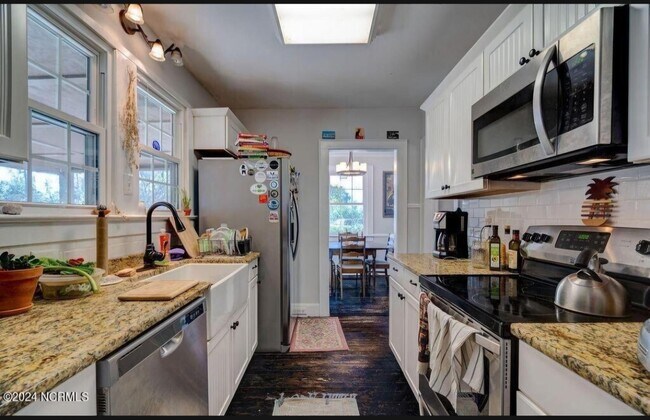 Building Photo - 323 Pine Grove Dr