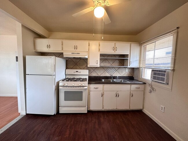 Building Photo - Cute 2 Bedroom Apartment!