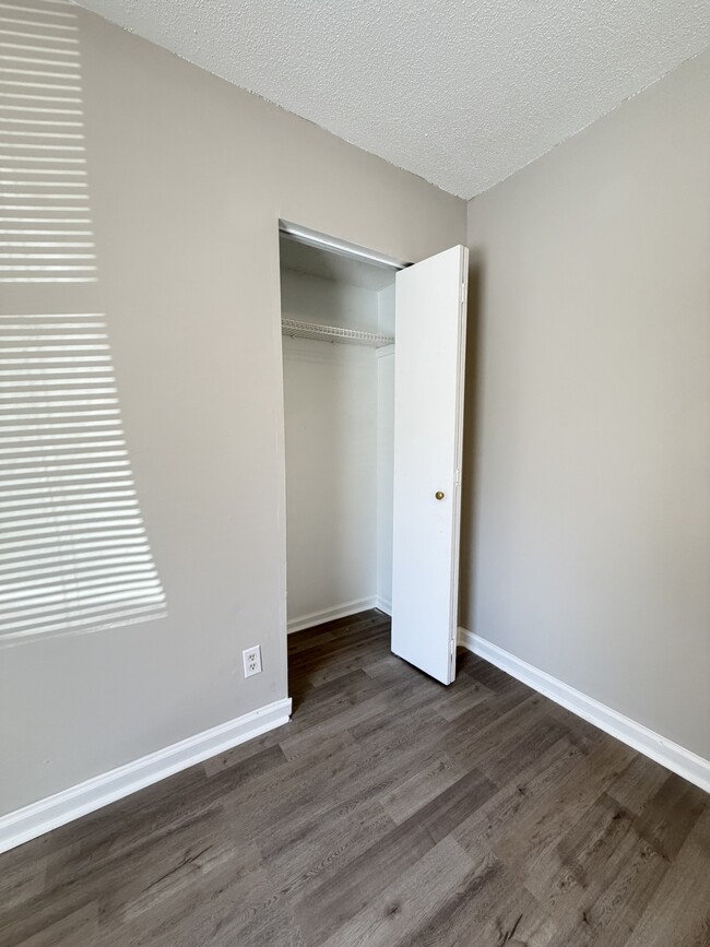 Building Photo - 919 N Walnut St