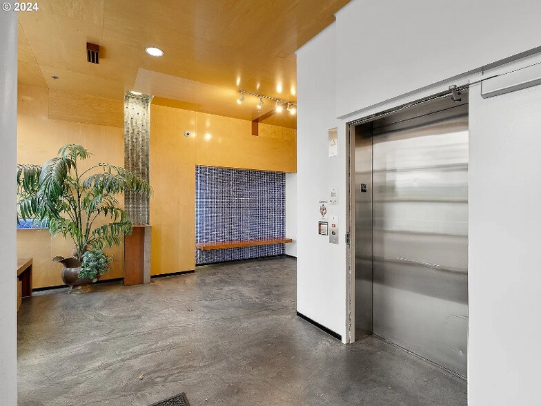 Building Photo - 533 NE Holladay St