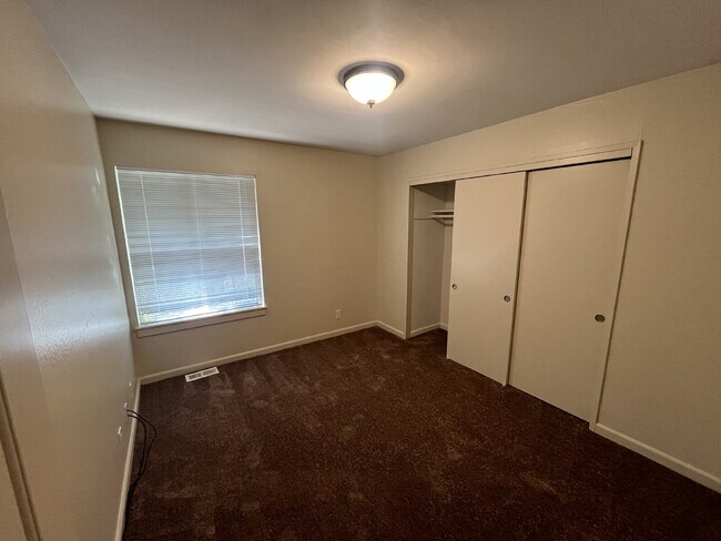 Building Photo - Downstairs 2 bedroom unit with parking and a patio