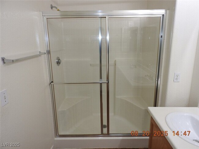 Building Photo - 3400 Cabana Dr