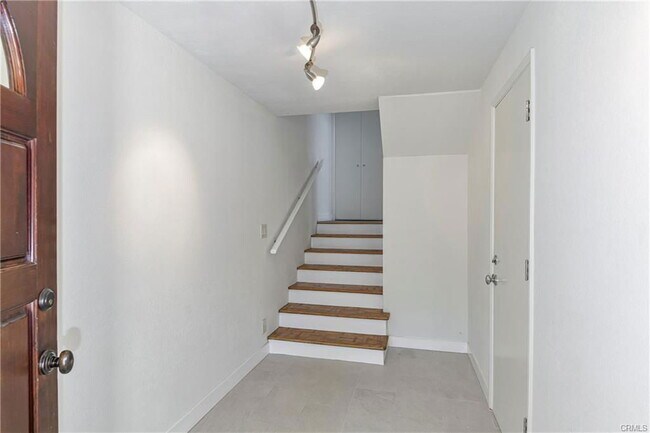 Building Photo - 1141 17th Ct