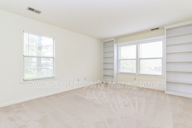 Building Photo - 117 Rainier Ct