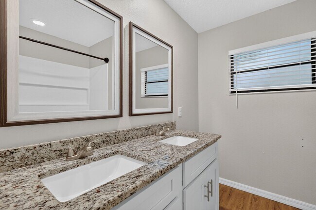 Building Photo - 2/2 Duplex in Umatilla w/ Private Fenced Yard & Dual Screened Patios!