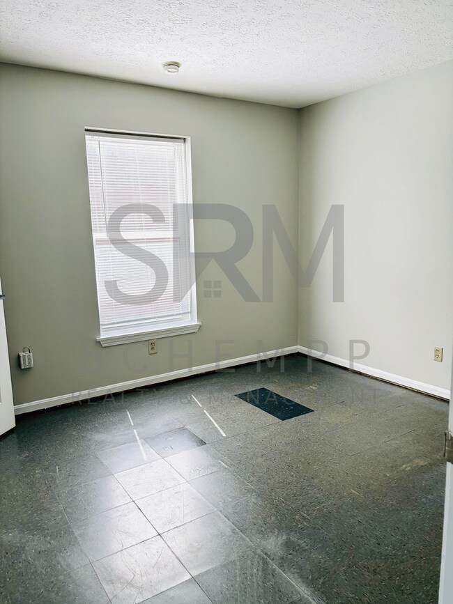 Building Photo - First floor one bedroom apartment in Portland- Section 8 accepted