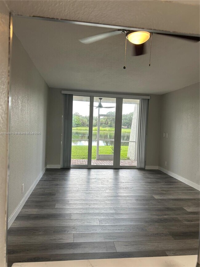 Building Photo - 9450 Poinciana Pl