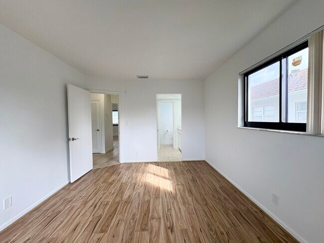 Building Photo - 305 SE 9th Ave