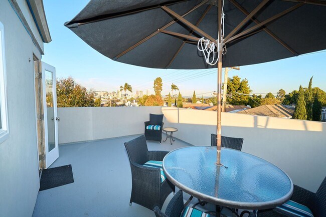 Building Photo - FURNISHED Modern One Bedroom+Loft Coronado! In Unit W/D! AC! Assigned Parking!