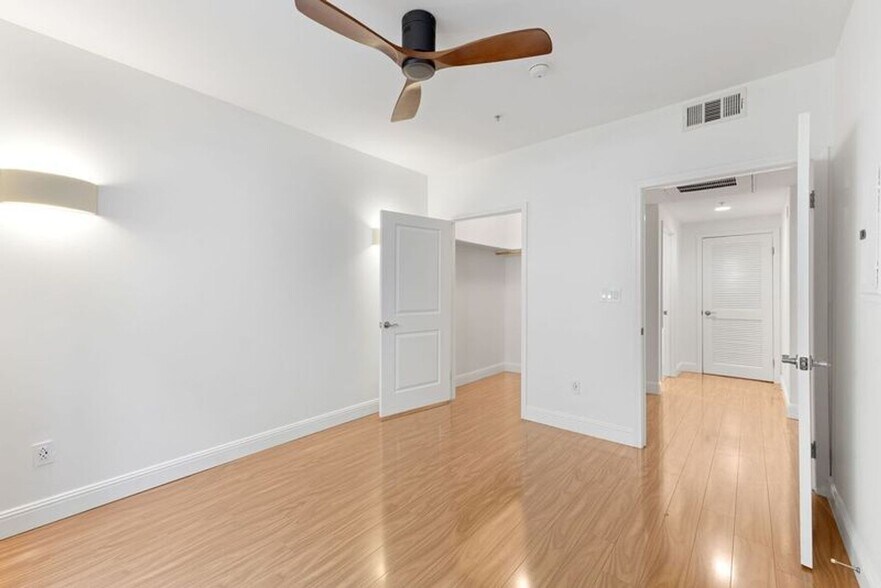 Building Photo - Modern 3 Bed, 2 Bath Condo for Lease – 1,320 Sq Ft – Prime Sherman Oaks Location