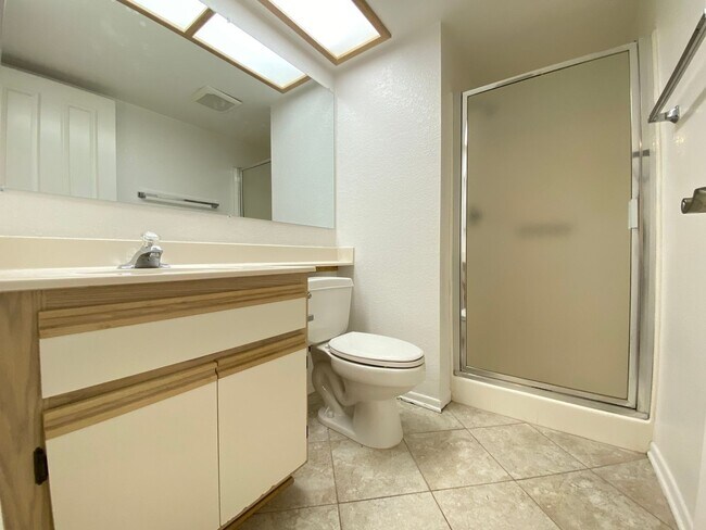Building Photo - Bright 2 Bedroom Condo in Oceanside!
