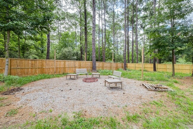 Building Photo - Spacious Custom 8 Bed 4.5 Bath Home on Lar...