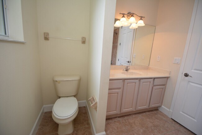 Building Photo - Luxurious Pool Home in gated community of ...