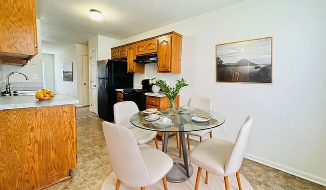 Building Photo - Creekwood Park Townhomes -SPECIAL FALL DEA...