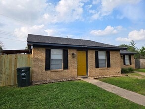 Building Photo - Remodeled 2 Bed 1 Bath Duplex for Lease!!