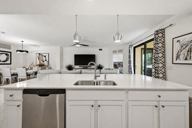 Building Photo - 10792 Tarflower Dr
