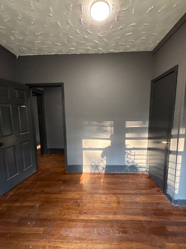 Building Photo - Affordable Co-Living Units (1–4 Rooms Available) Near Central Memphis