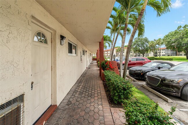 Building Photo - 411 S Hollybrook Dr