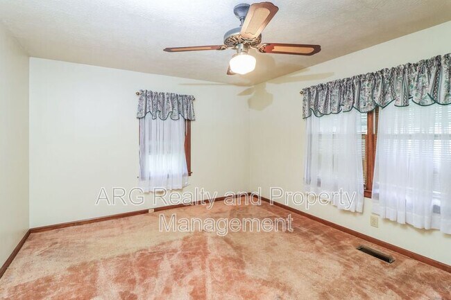 Building Photo - 6822 Wallis Dr