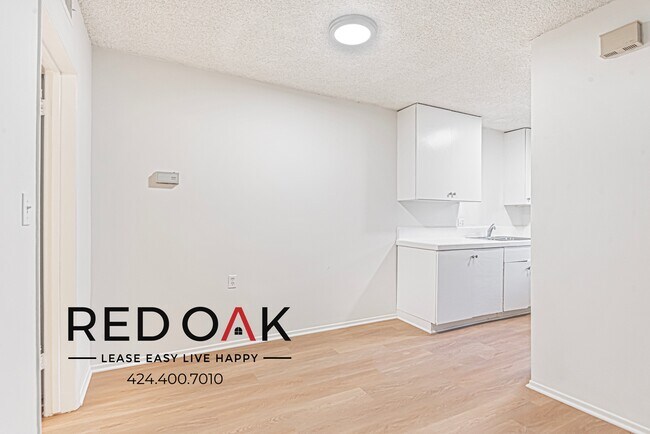 Building Photo - Cheerful One Bedroom with Central Heat & A...