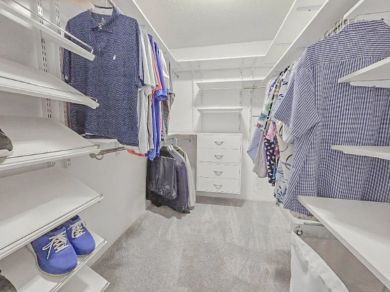 Building Photo - 9523 University Ave