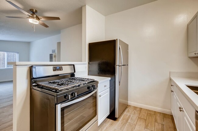 Building Photo - 2 Bedroom/1 Bath single story unit in duplex for rent in Encinitas!