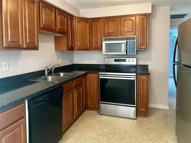 Building Photo - 2054 Broadway Ave