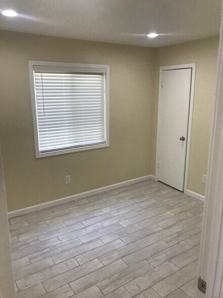 Building Photo - 7881 Hyssop Dr
