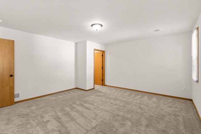 Building Photo - 544