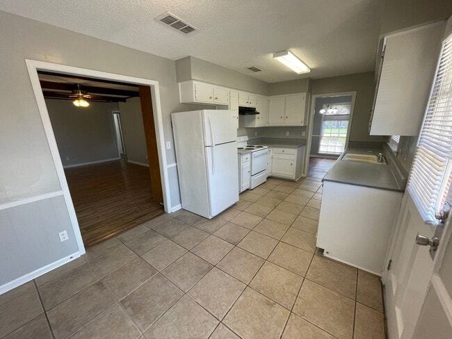 Building Photo - Ranch 3-Bedroom home !!