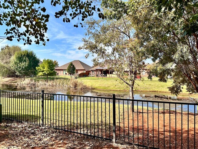 Building Photo - Charming 3-Bedroom Home with View in Moore, OK - Move In Deposit-Free! (If Qualified)