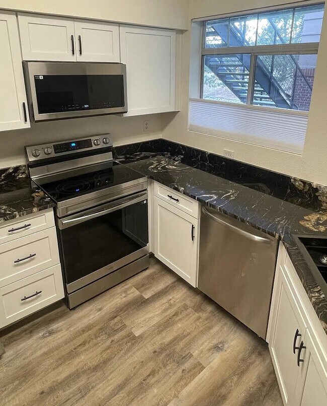 Building Photo - 2 Bed, 2 bath in Quiet Community. New HVAC, New Flooring. Community pool and clubhouse access. MO...