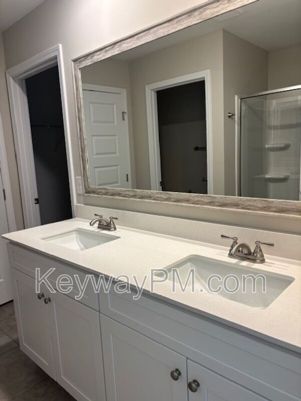 Building Photo - 3015 Venetian Dr