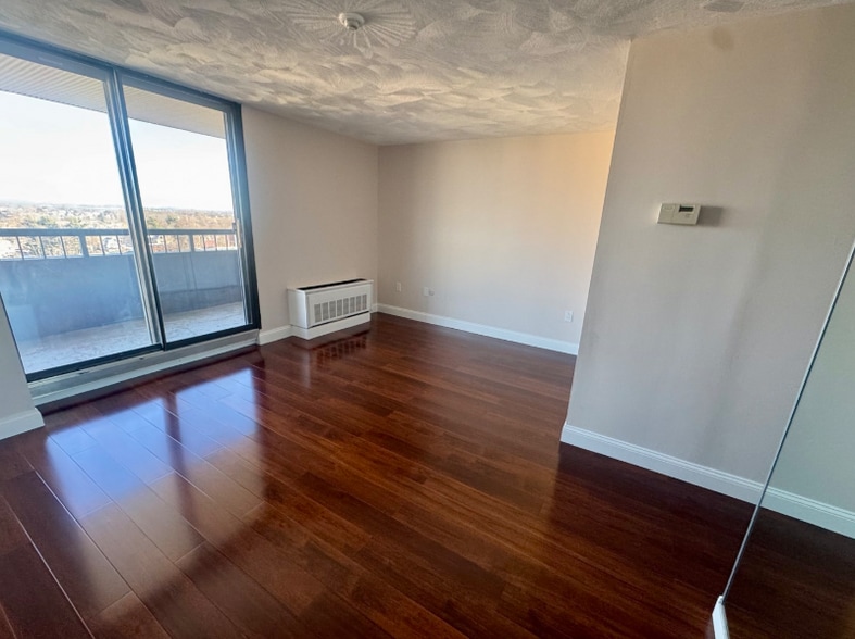 Building Photo - 77 Adams St