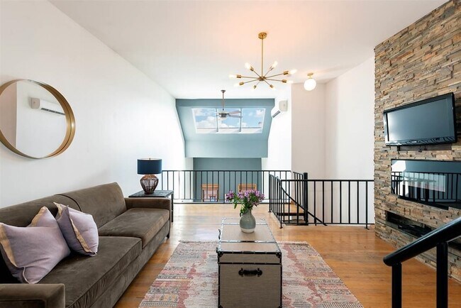 Building Photo - 208 Willow Ave