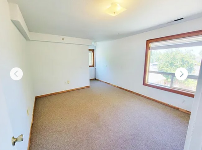 Building Photo - Spacious upper 3-bedroom unit with 2 full ...