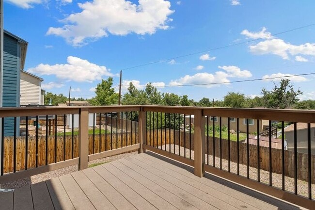 Building Photo - Spacious 4-Bed Home Minutes from Fort Cars...