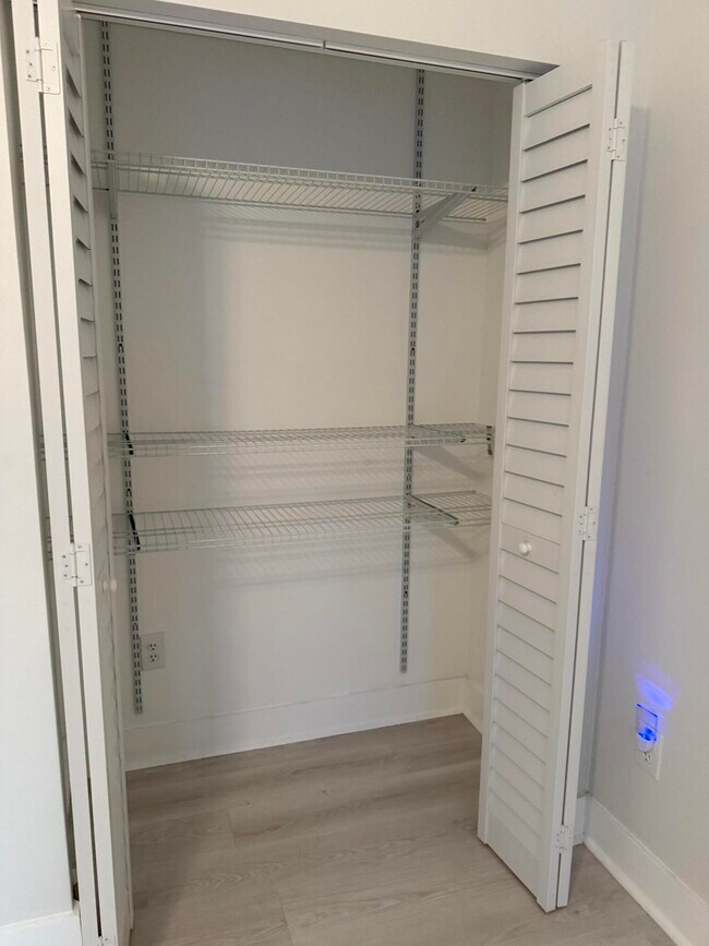 Building Photo - 1343 Lake Breeze Dr