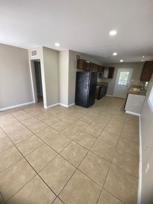 Building Photo - 2p2106