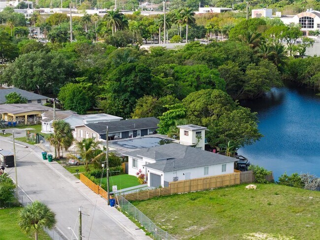 Building Photo - 655 NW 24th Ave