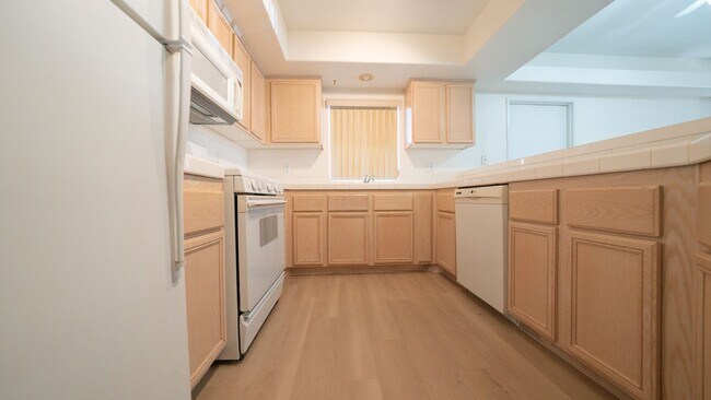 Building Photo - 2 Bedroom 2 Bath Condo with 1 Car Garage