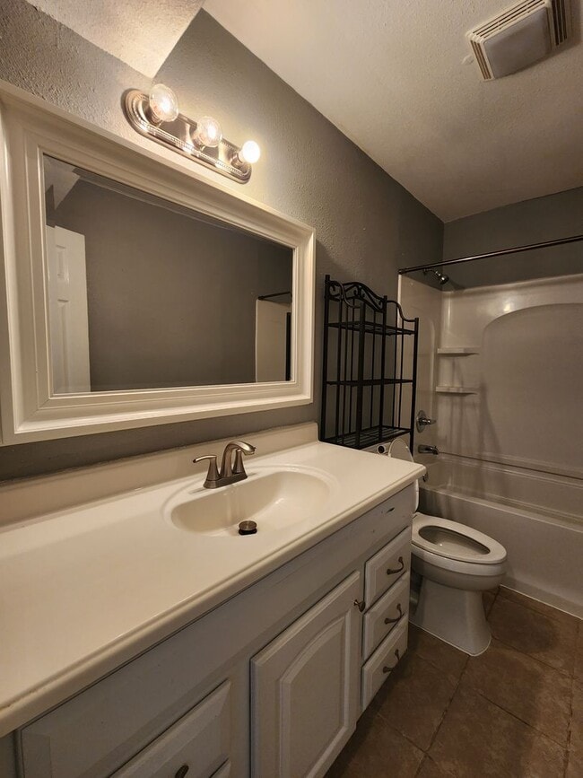 Building Photo - 3 Bedroom 1.5 Bath home in Shawnee!