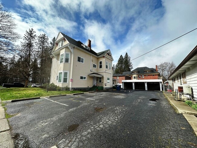 Building Photo - L986