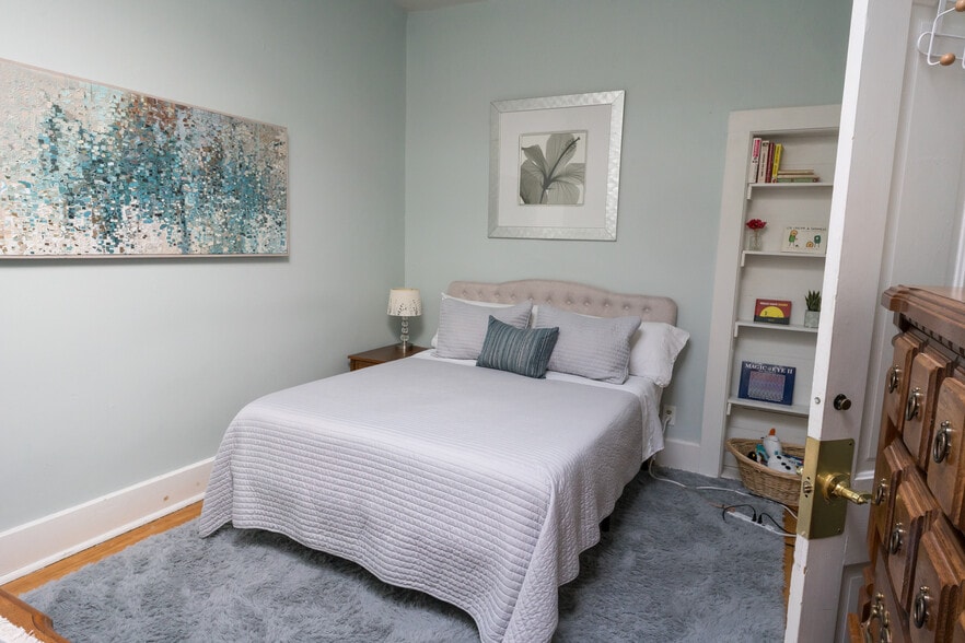 queen bedroom - 456 N Main St